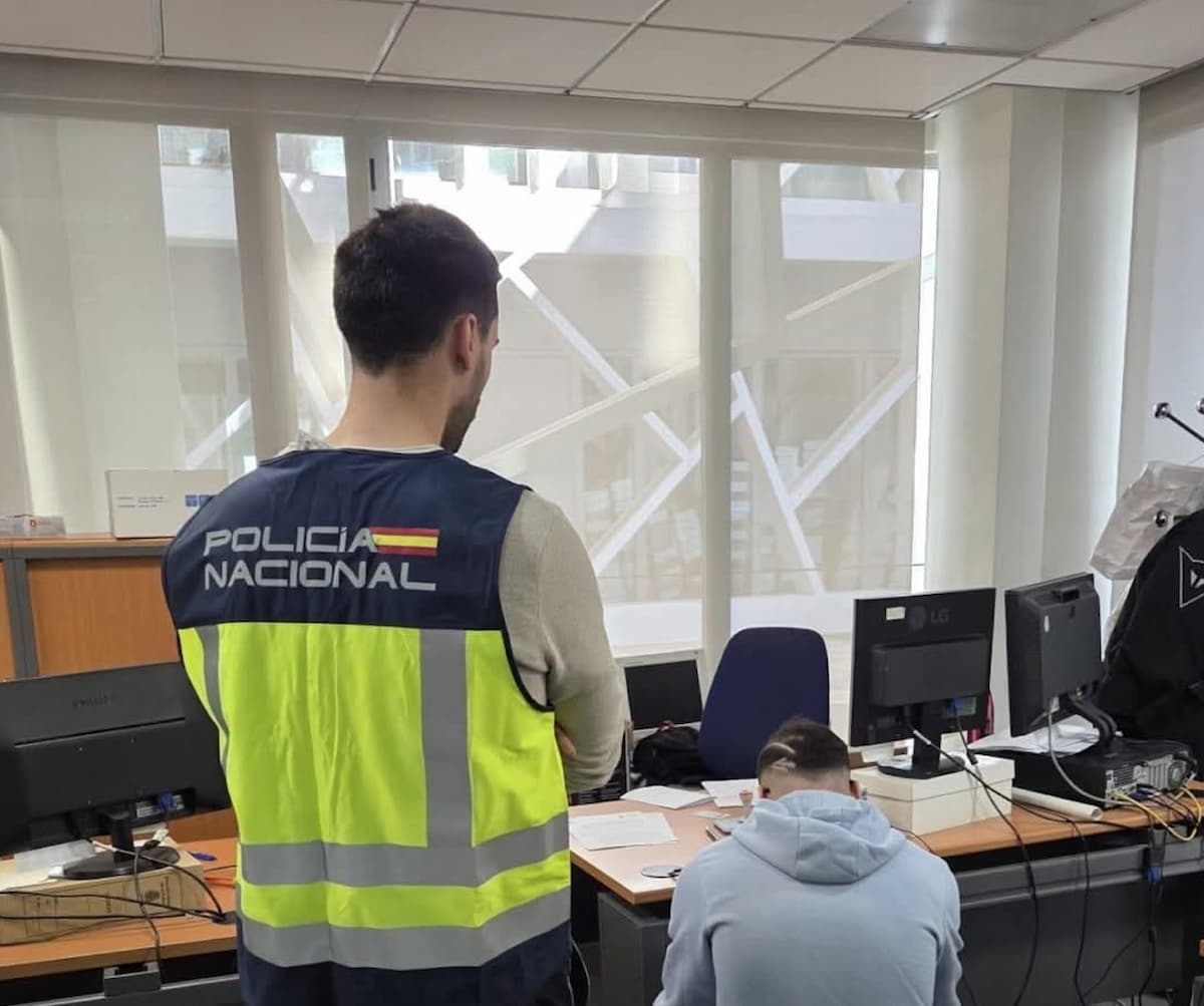 La Policía golpea la trama de los ‘falsos menas’: padres con recursos abandonan a sus hijos para obtener la nacionalidad y ayudas estatales